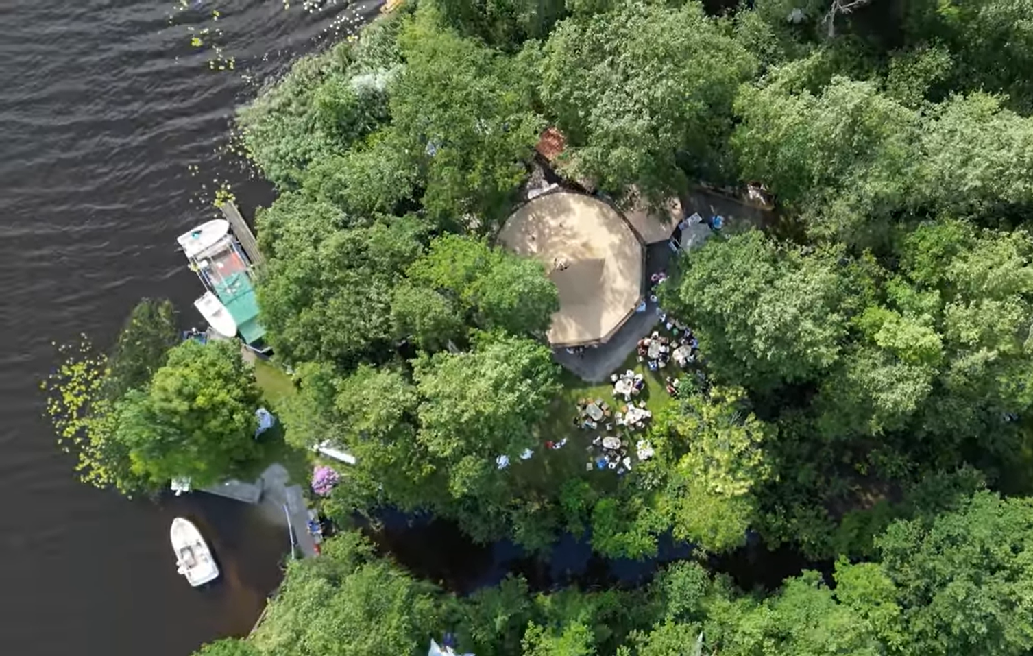 bovenaanzicht eiland met water tipi